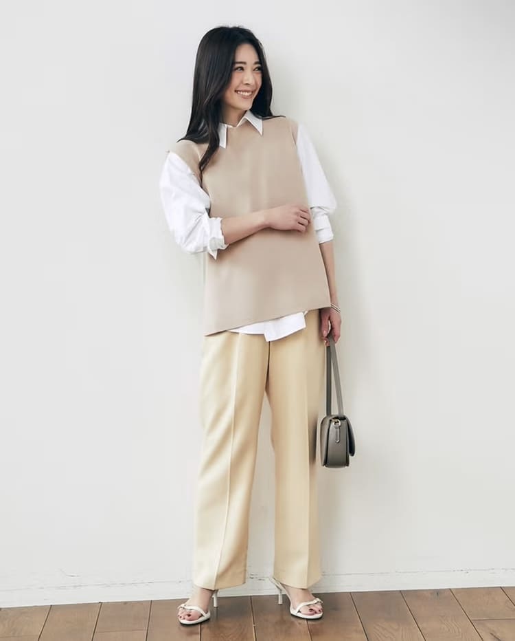 DoCLASSEの40代女性に似合うベージュパンツコーデ