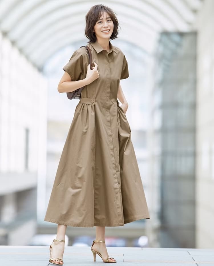 DoCLASSEの50代向け大人可愛いベージュワンピースコーデ