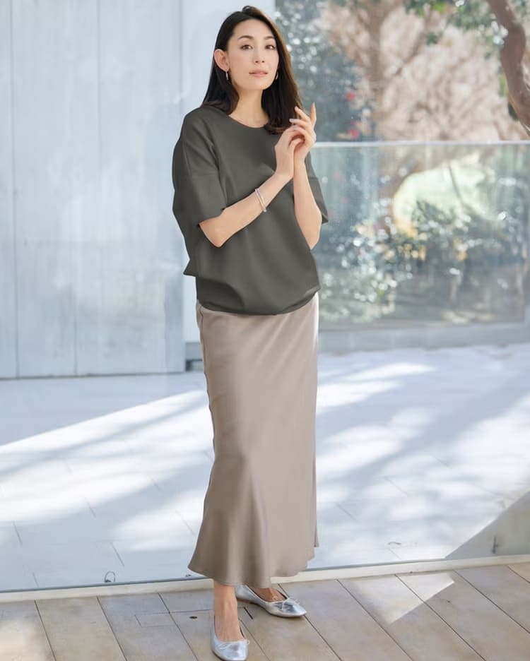 DoCLASSEの50代向け大人可愛いチャコールトップスコーデ