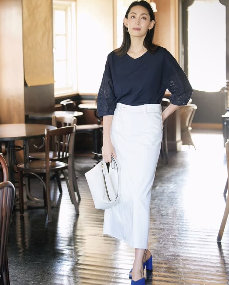 DoCLASSEの50代向け大人可愛い白スカートコーデ