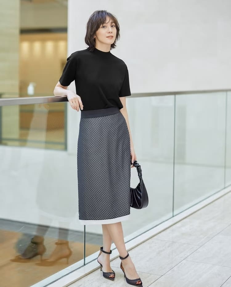 DoCLASSEの50代向け大人可愛いドットスカートコーデ