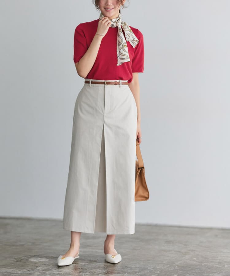 Pierrotの50代向け大人可愛い赤トップスコーデ