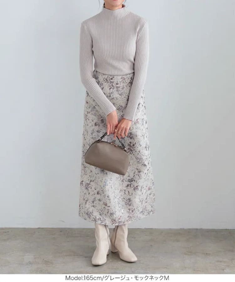 神戸レタスの50代向け大人可愛い花柄スカートコーデ