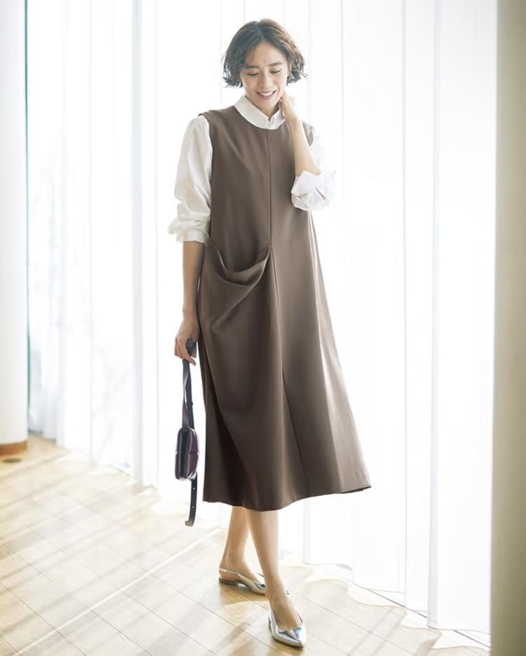 DoCLASSEの50代向けブラウンワンピース