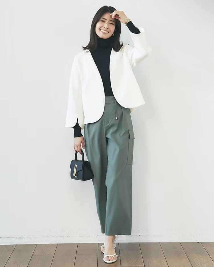 DoCLASSEの50代女性に似合うカーキパンツコーデ