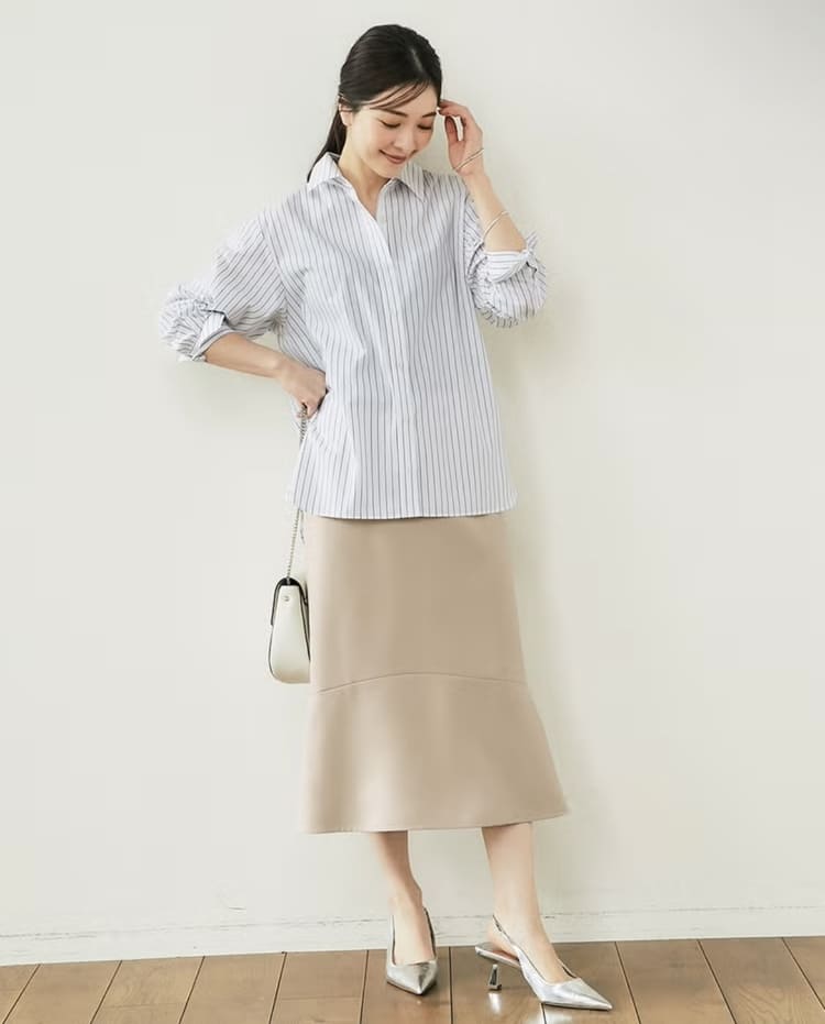 DoCLASSEの50代女性に似合うベージュスカートコーデ
