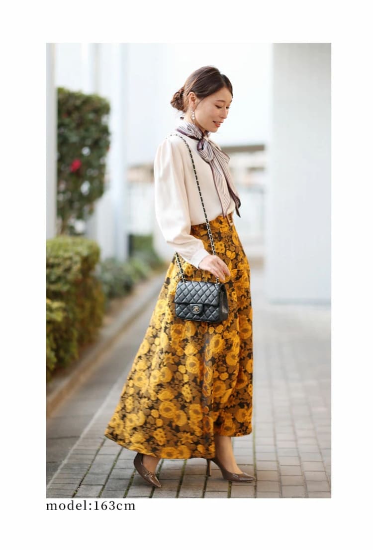 Sawa a la modeの50代女性に似合う花柄スカートコーデ