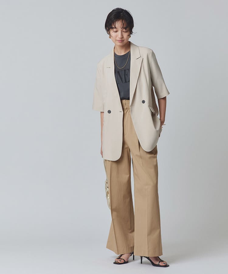 Pierrotの30代向けコンサバなベージュパンツコーデ