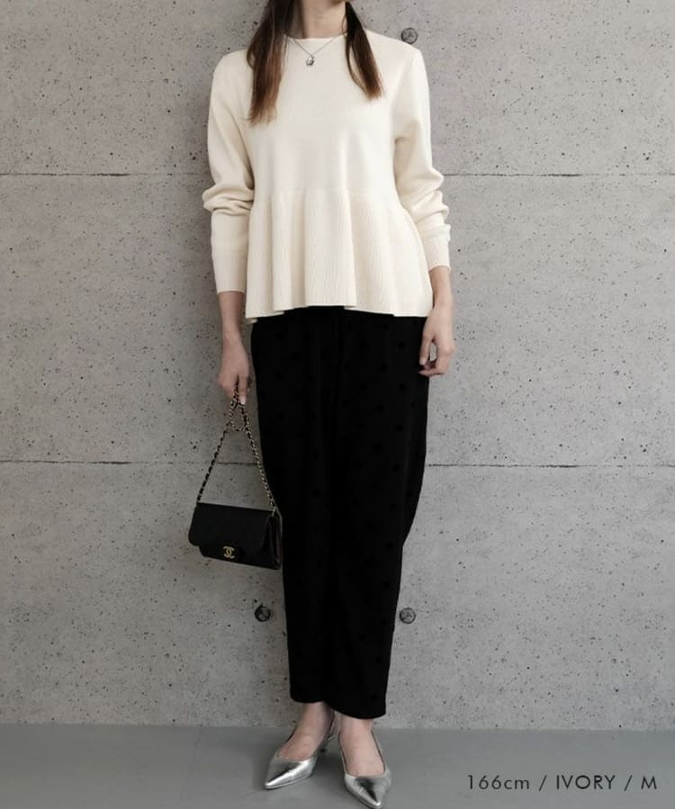 aquagarageの30代女性に似合うアイボリートップスコーデ