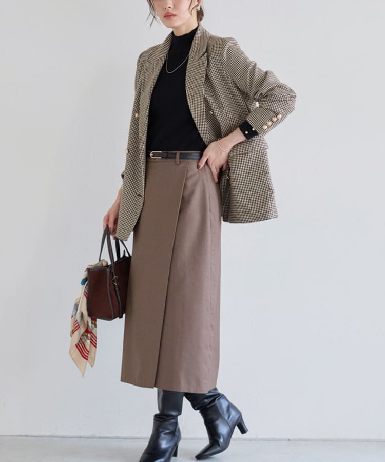 Pierrot(ピエロ)の30代女性に似合うベージュスカートコーデ