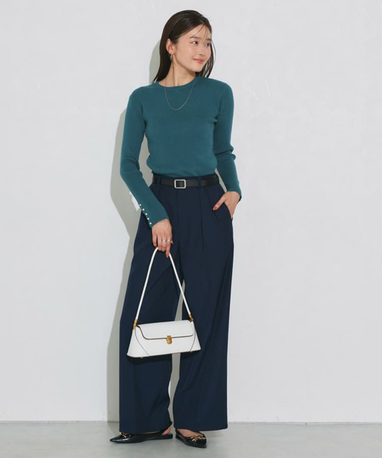 Pierrot(ピエロ)の30代女性に似合うネイビーパンツコーデ