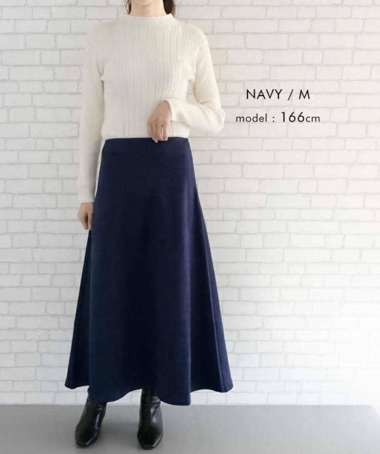 aquagarageの40代女性に似合うネイビースカートコーデ