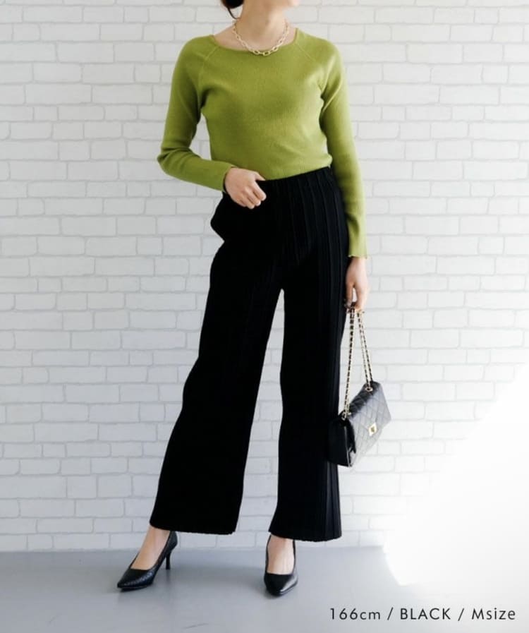 aquagarageの40代女性に似合う黒パンツコーデ