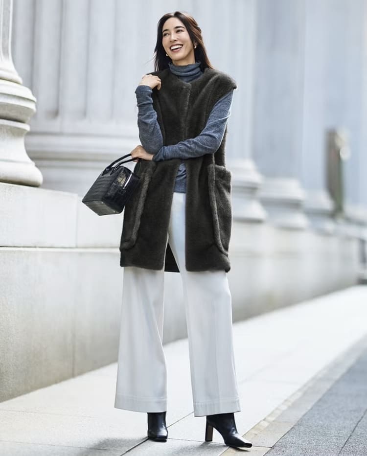 DoCLASSEの40代女性に似合う白パンツコーデ