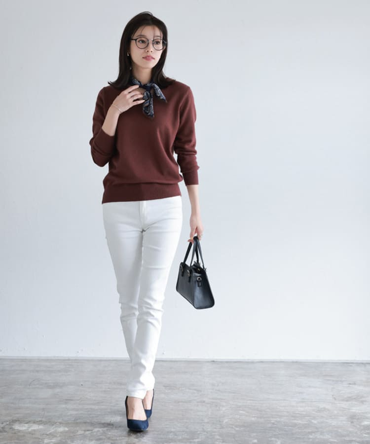 Pierrotの40代女性に似合う白パンツコーデ