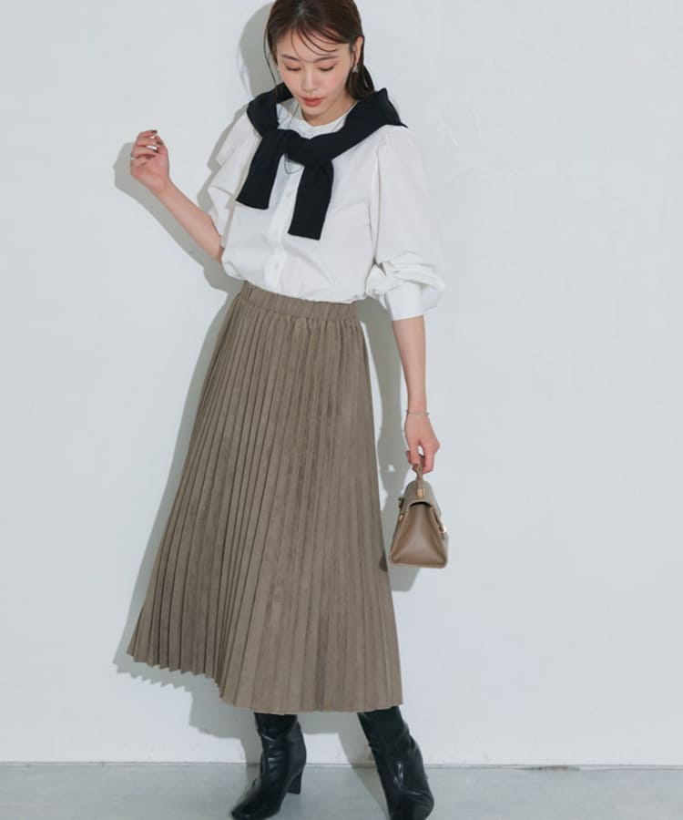 Pierrotの40代女性に似合うプリーツスカートコーデ
