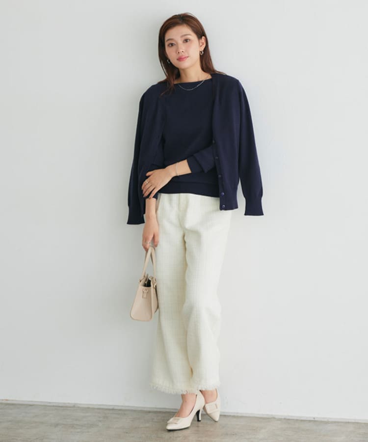 Pierrotの40代女性に似合う白ネイビーニットコーデ