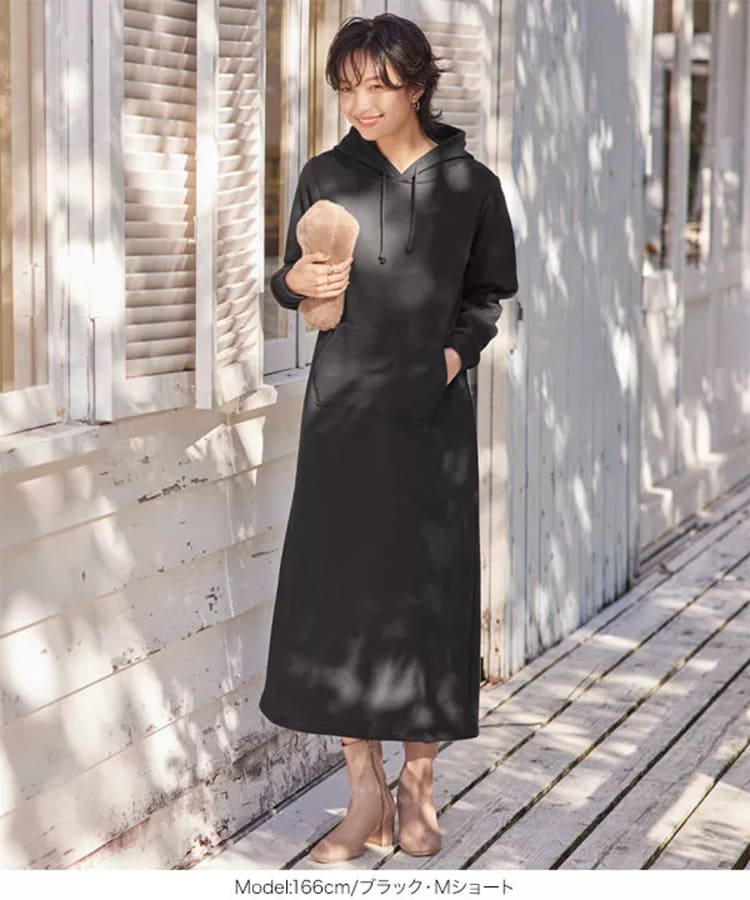 神戸レタスの40代女性に似合う黒ワンピースコーデ