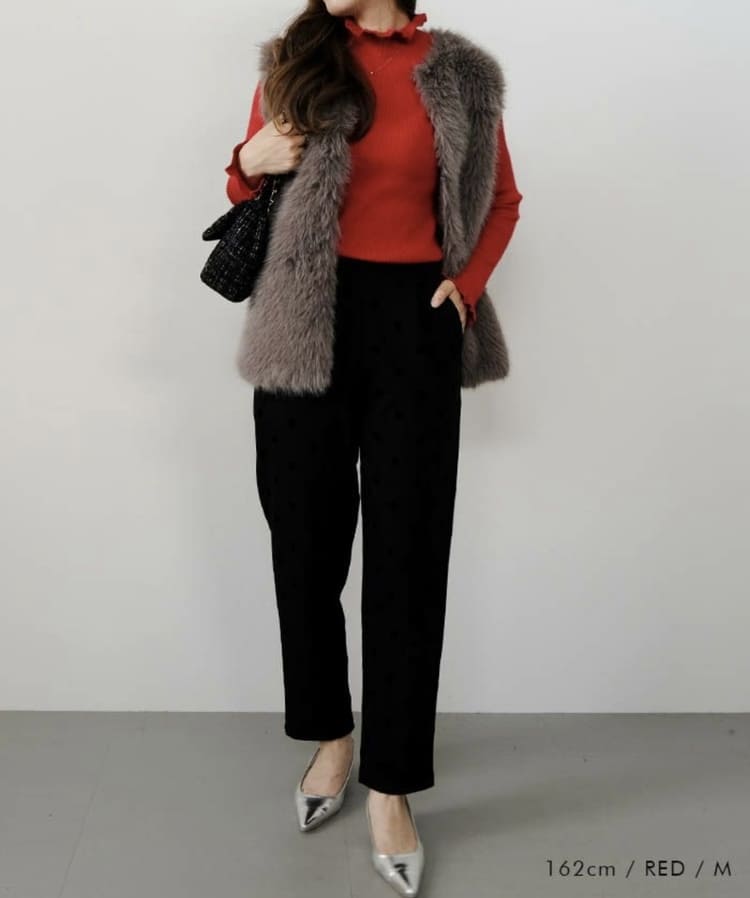 aquagarageの50代女性に似合う黒パンツコーデ