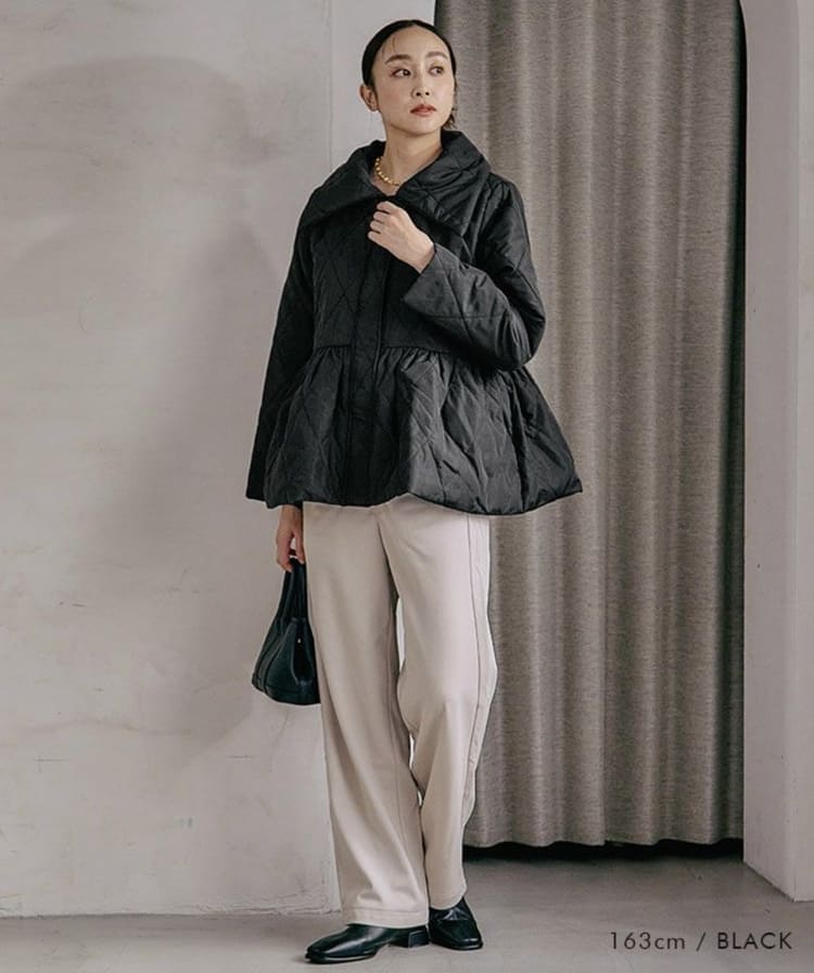 aquagarageの50代女性に似合う黒コートコーデ