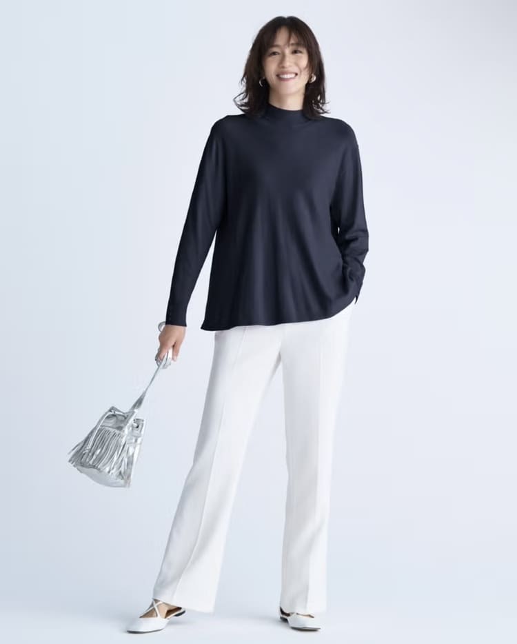 DoCLASSEの50代女性に似合う白パンツコーデ