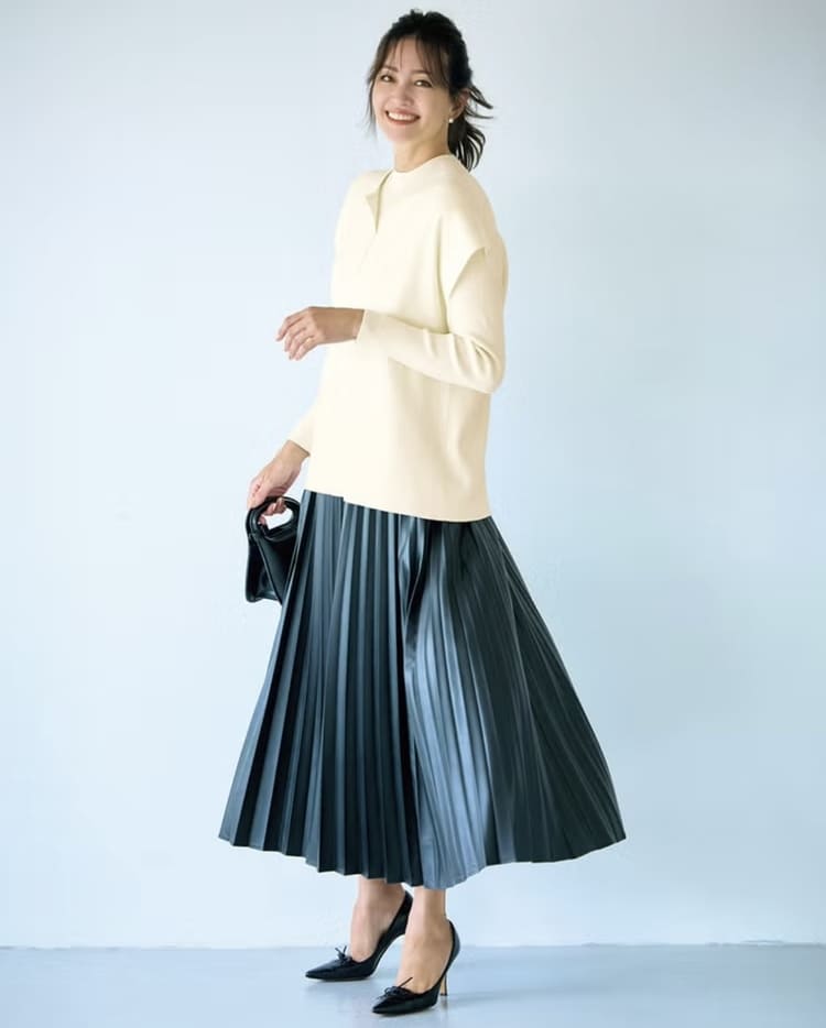 DoCLASSEの50代女性に似合うネイビースカートコーデ