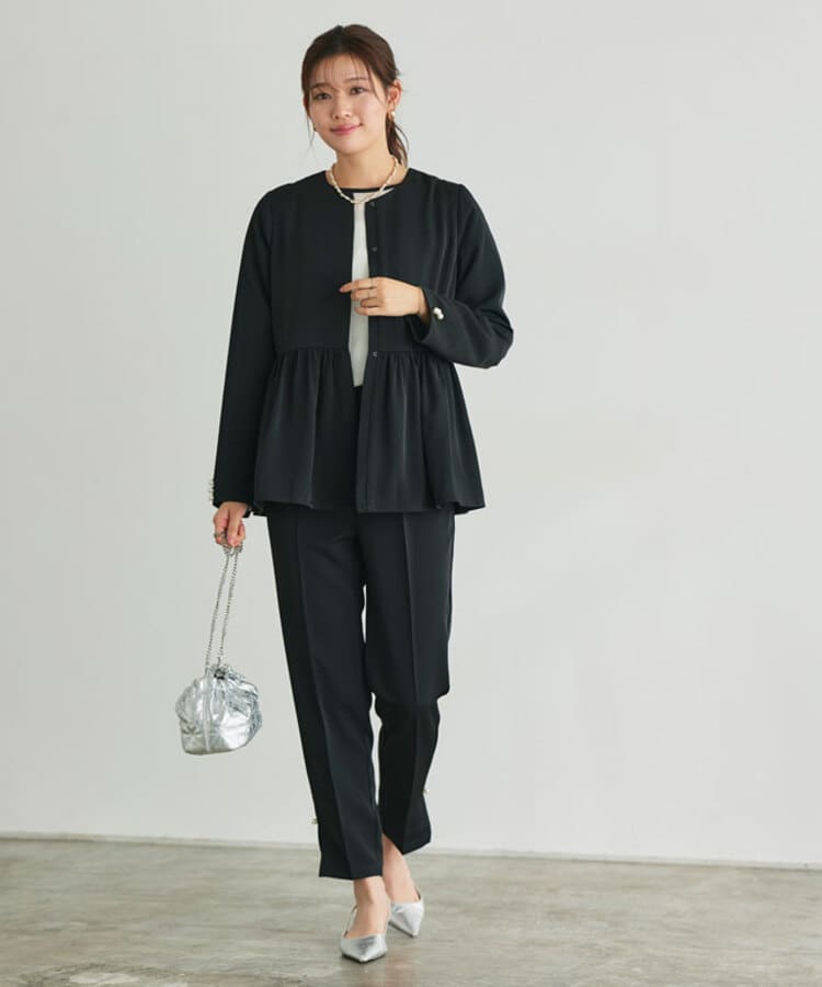 Pierrotの50代女性に似合う黒パンツコーデ