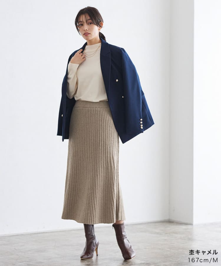Pierrotの50代女性に似合うキャメルスカートコーデ