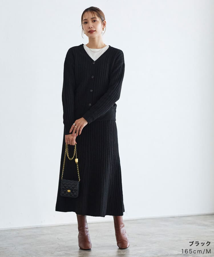 Pierrotの50代女性に似合う黒スカートコーデ