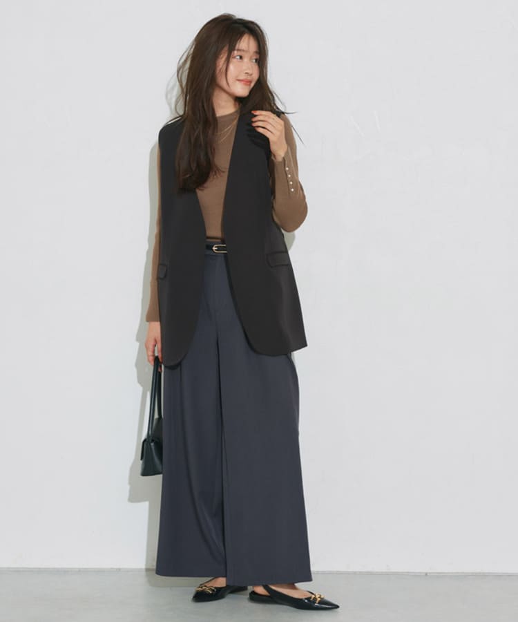 Pierrotの50代女性に似合うグレーパンツコーデ