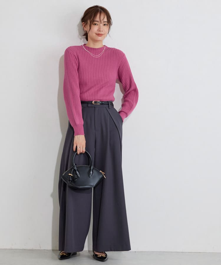 Pierrotの50代女性に似合うピンクニットコーデ