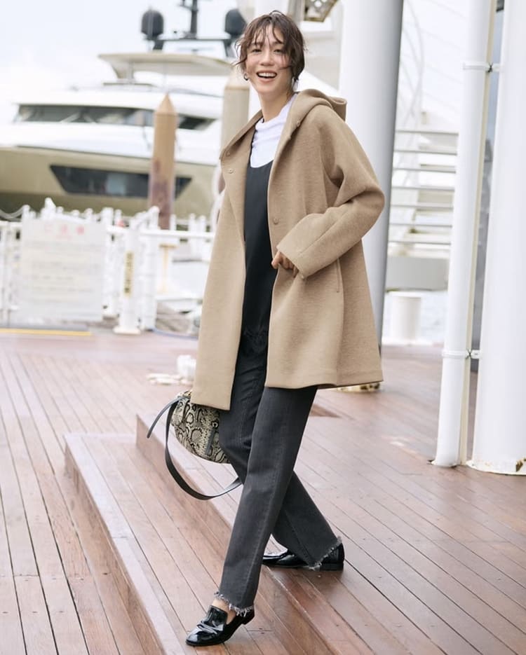 DoCLASSE(ドゥクラッセ)のベージュコートコーデ