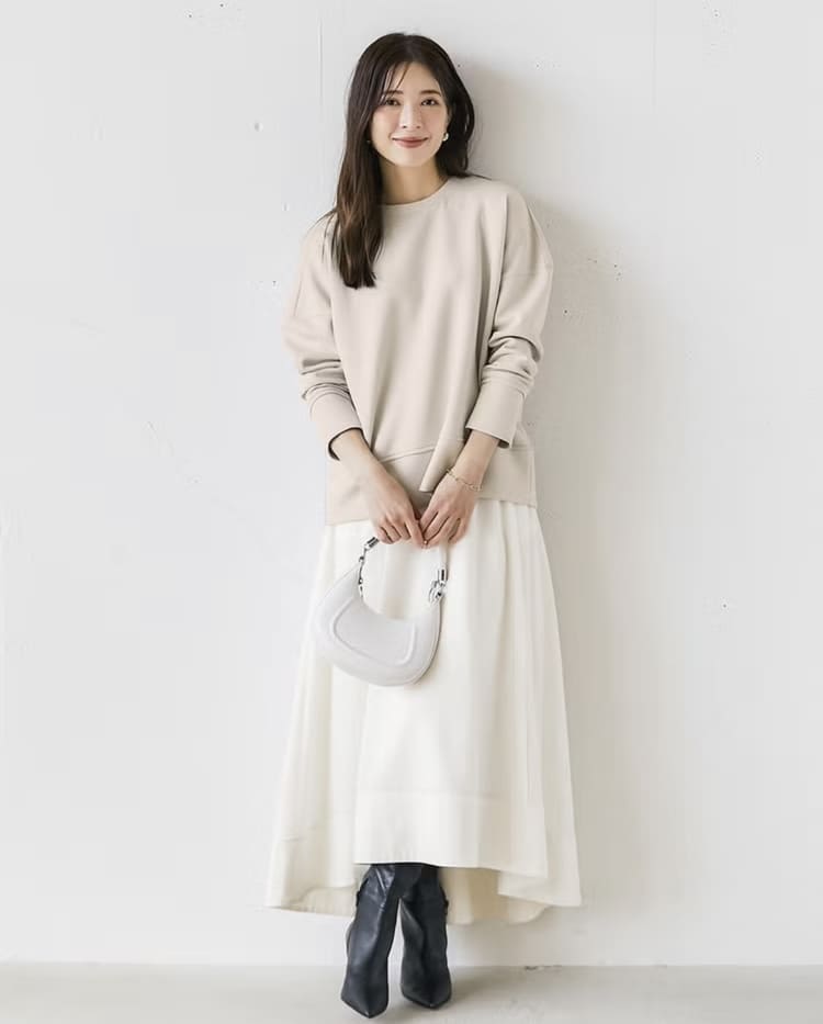 DoCLASSE(ドゥクラッセ)の白スカートコーデ