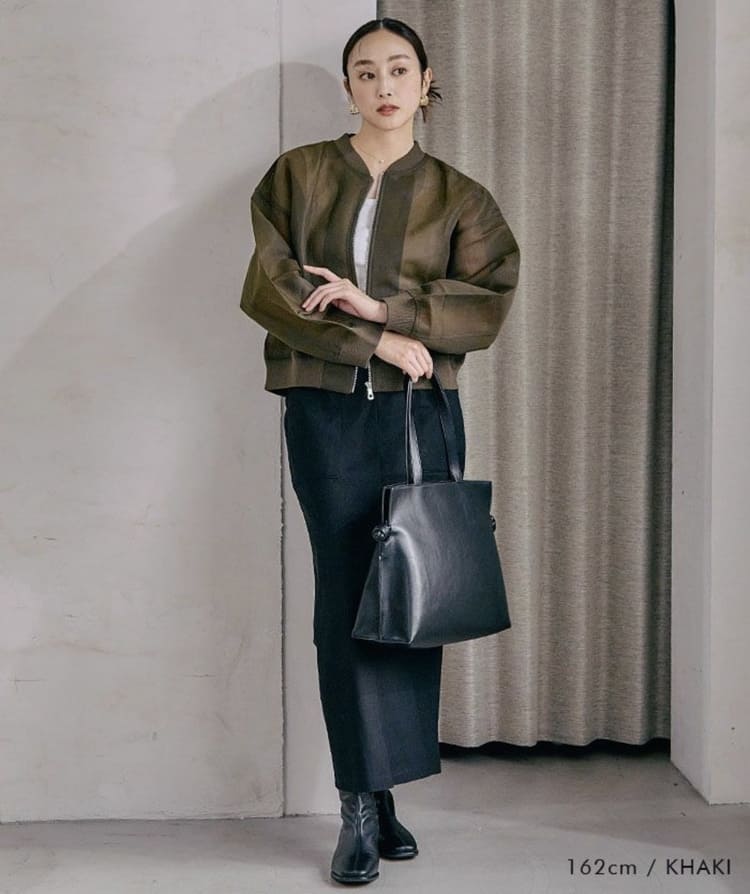 aquagarageのママ・主婦向けなカーキトップスコーデ