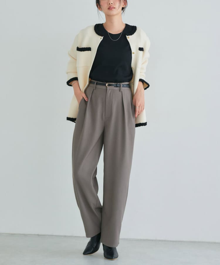 Pierrot(ピエロ)のママ・主婦向けなグレージュパンツコーデ