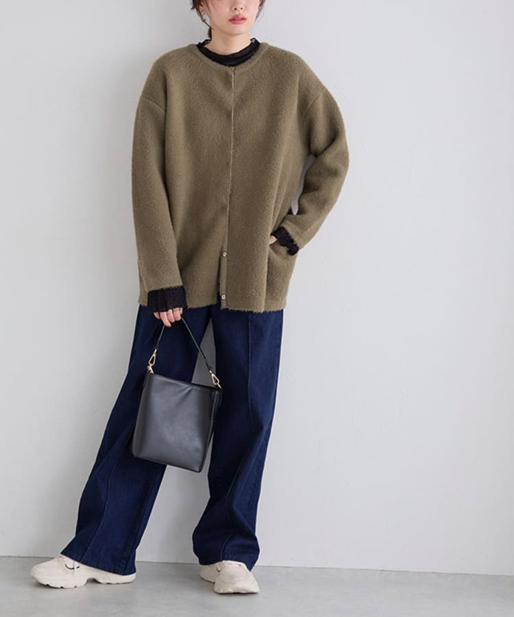 Pierrot(ピエロ)のママ・主婦向けなカーキトップスコーデ