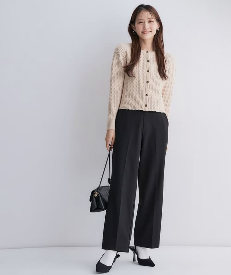 Petitjo(プッチージョ)の低身長向け黒パンツコーデ