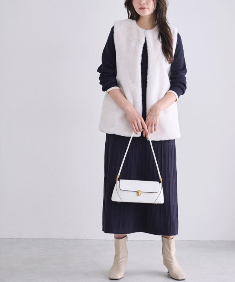 Pierrot(ピエロ)の低身長向けネイビースカートコーデ