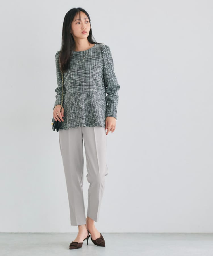 Pierrot(ピエロ)の低身長向けグレーパンツコーデ