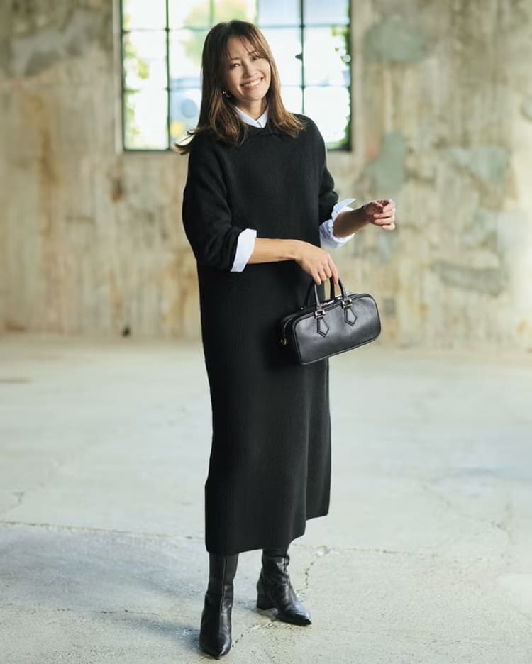 DoCLASSEの50代向け黒ワンピース×シャツコーデ