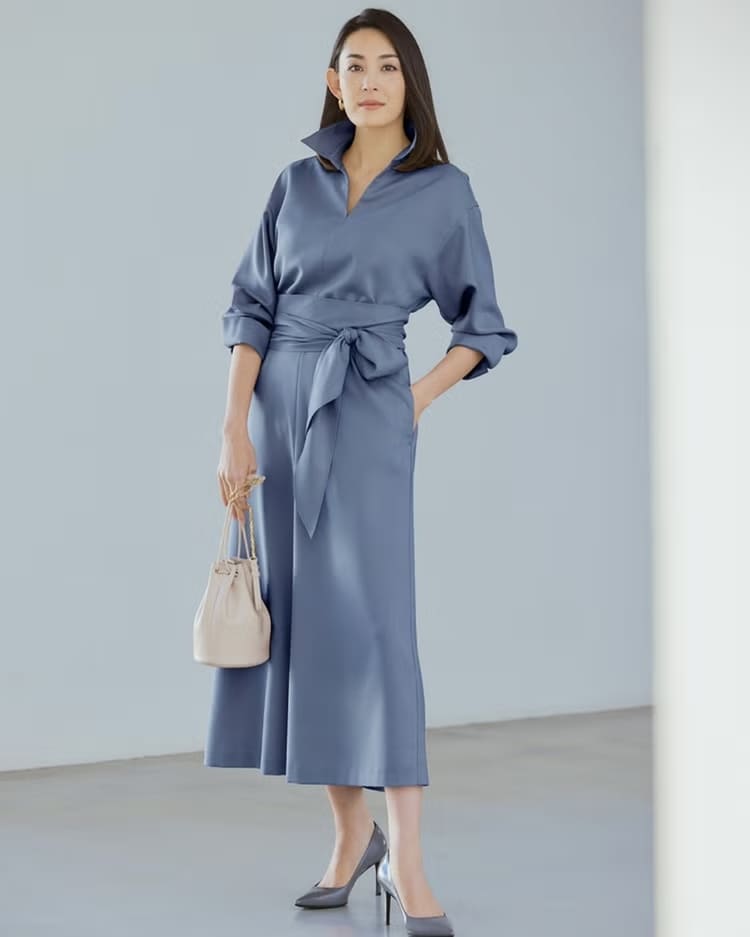 DoCLASSEの50代向けブルーワンピース