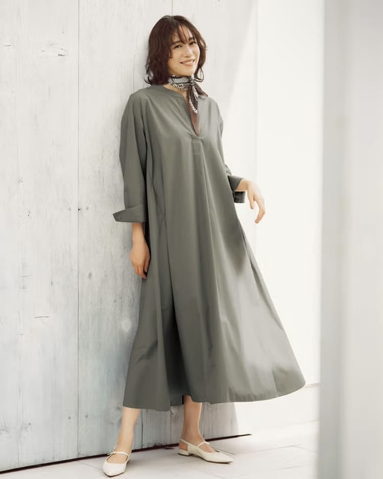 DoCLASSEの50代向けグレーワンピース