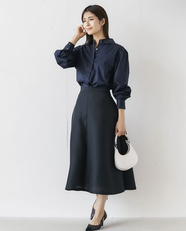 DoCLASSEの50代向け大人可愛い黒スカートコーデ