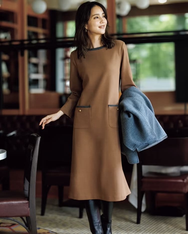 DoCLASSEの50代向け大人可愛いベージュワンピースコーデ