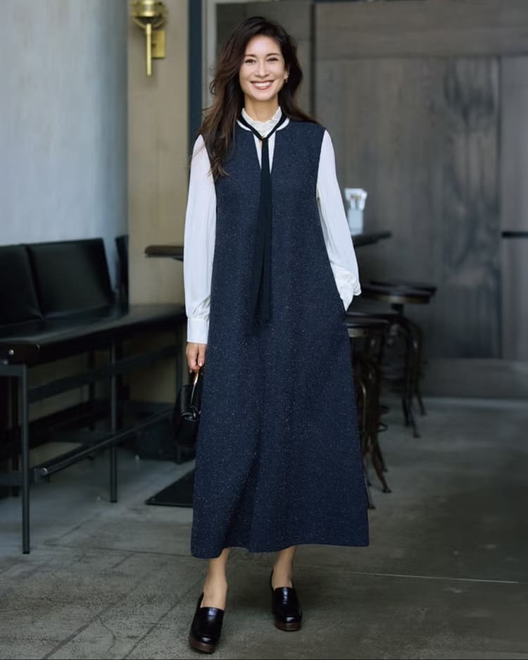 DoCLASSEの50代向け大人可愛いネイビーワンピースコーデ