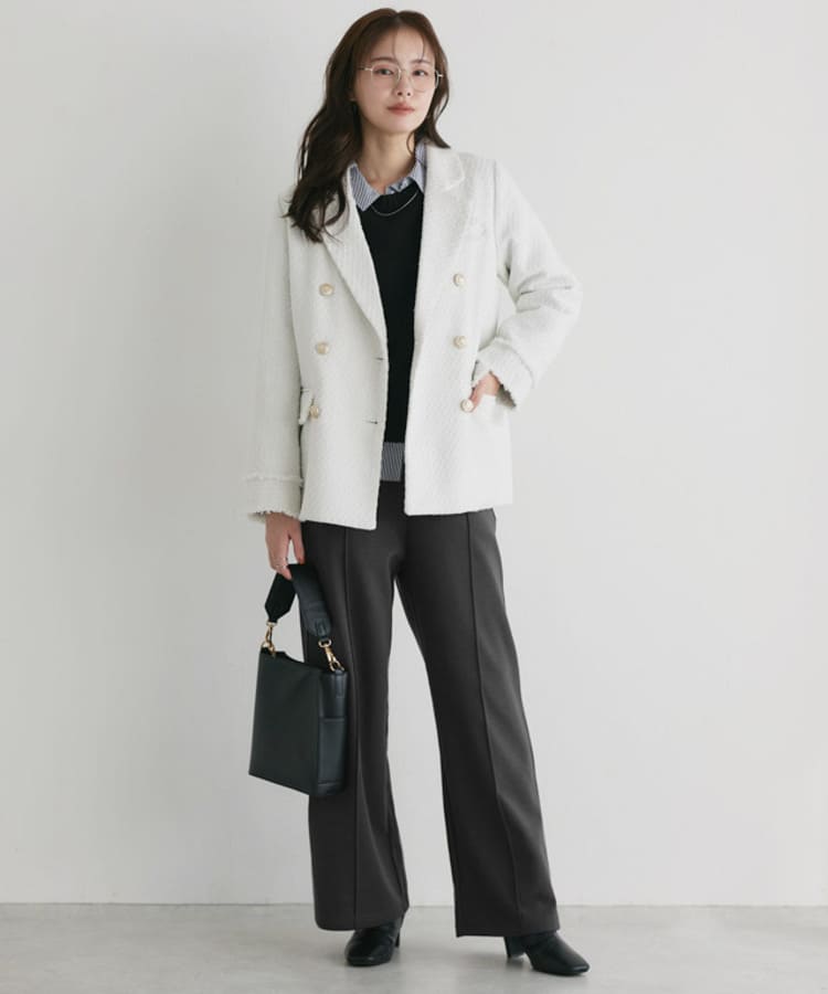 Pierrotの50代向け大人可愛い白コートコーデ