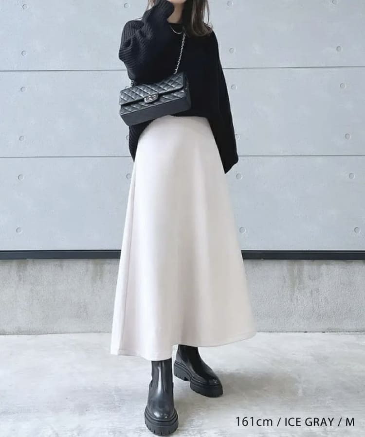 aquagarageの大人カジュアルな白スカートコーデ