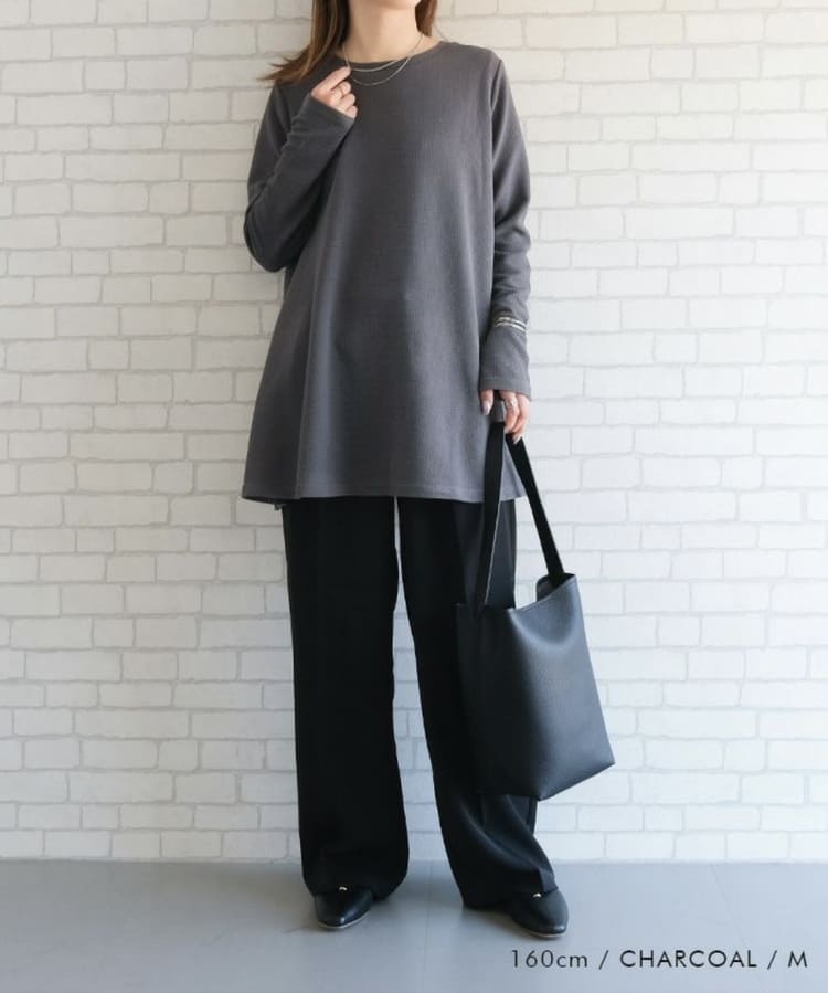 aquagarageの大人カジュアルなチャコールトップスコーデ