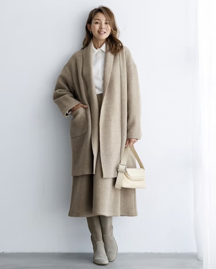 DoCLASSEの大人カジュアルなベージュコートコーデ
