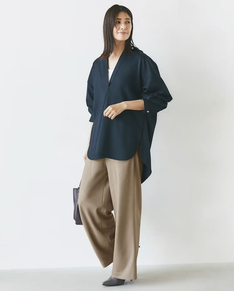 DoCLASSEの大人カジュアルなベージュパンツコーデ